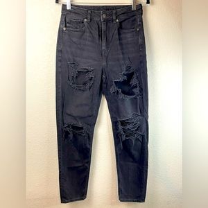 AMERICAN EAGLE RIPPED MOM JEANS